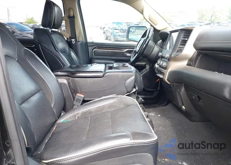 2019 Ram 1500 Laramie 4X4 5'7 Box z USA, uszkodzony, nr VIN 1C6SRFJT3KN766330